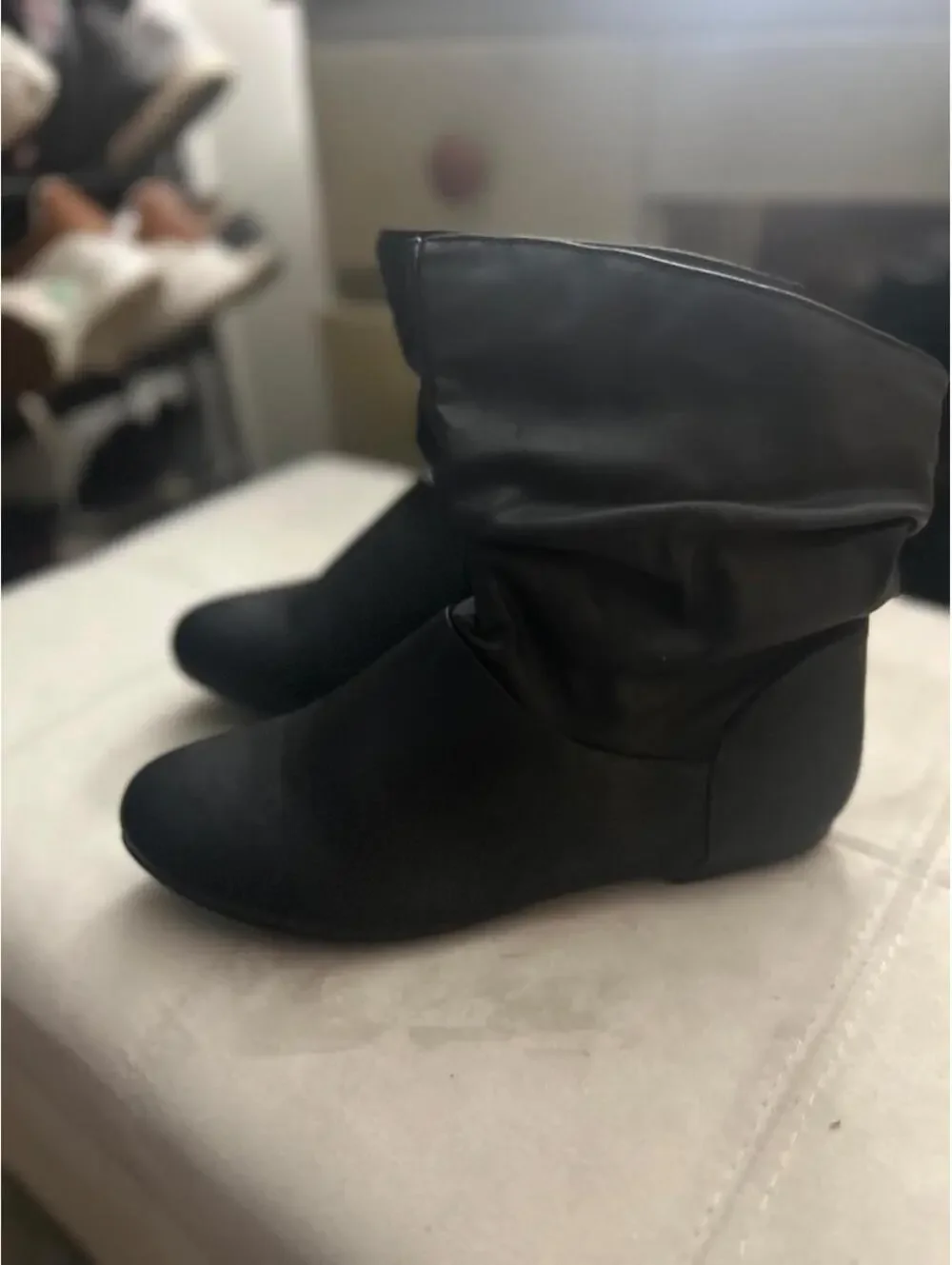 N/A black faux